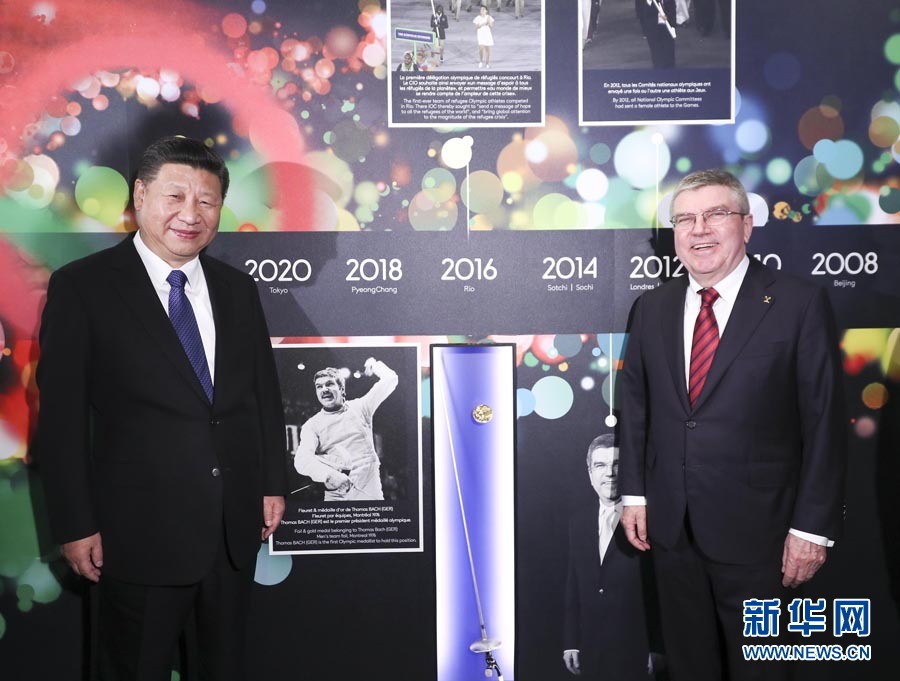 1月18日，國家主席習近平在瑞士洛桑國際奧林匹克博物館會見國際奧林匹克委員會主席巴赫。這是習近平與巴赫在巴赫作為擊劍運動員參加奧運會的照片前合影。新華社記者 蘭紅光 攝