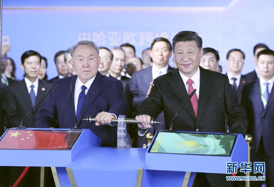 6月8日，正在哈薩克斯坦訪問的國家主席習近平在哈薩克斯坦總統納扎爾巴耶夫陪同下，參觀阿斯塔納專項世博會中國國家館，并共同出席中哈亞歐跨境運輸視頻連線儀式。這是在中國國家館舉行的中哈亞歐跨境運輸視頻連線儀式上，兩國元首共同推動操控桿，視頻顯示中哈連云港物流合作基地和“霍爾果斯－東大門”經濟特區無水港兩個分會場四列火車鳴笛開行。新華社記者 丁林 攝