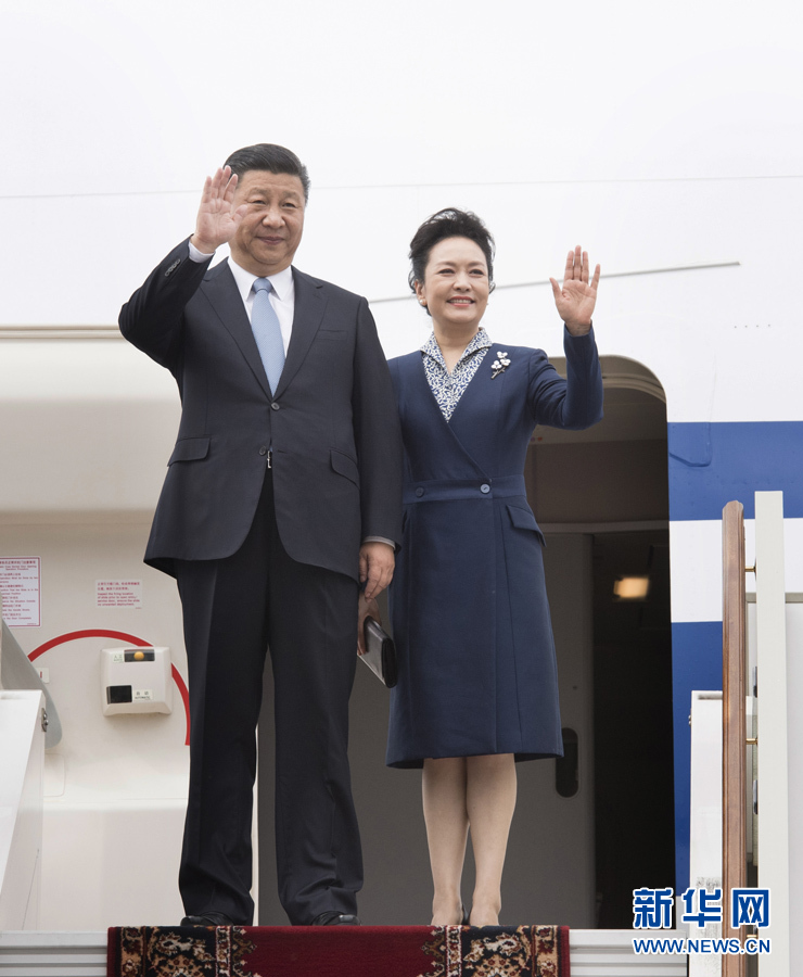 7月3日，國家主席習近平乘專機抵達莫斯科，開始對俄羅斯聯邦進行國事訪問。這是習近平和夫人彭麗媛步出艙門。 新華社記者 李學仁 攝