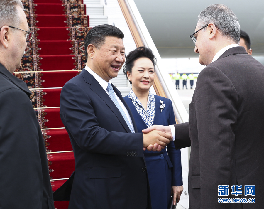 7月3日，國家主席習近平乘專機抵達莫斯科，開始對俄羅斯聯邦進行國事訪問。這是習近平和夫人彭麗媛受到俄羅斯政府高級官員熱情迎接。新華社記者 謝環馳 攝 