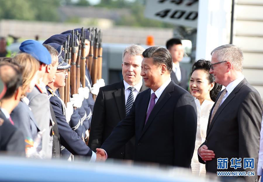 7月4日，國家主席習近平乘專機抵達柏林，開始對德意志聯邦共和國進行國事訪問。德國政府高級官員在舷梯旁迎接習近平和夫人彭麗媛。新華社記者 姚大偉 攝