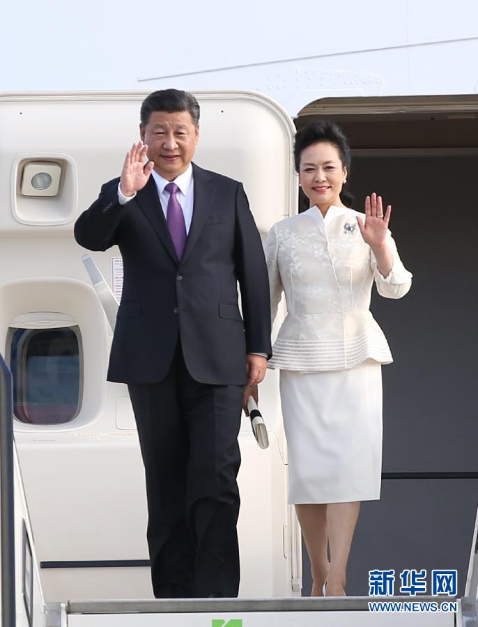 7月4日，國家主席習近平乘專機抵達柏林，開始對德意志聯邦共和國進行國事訪問。這是習近平和夫人彭麗媛步出艙門。 新華社記者 姚大偉 攝