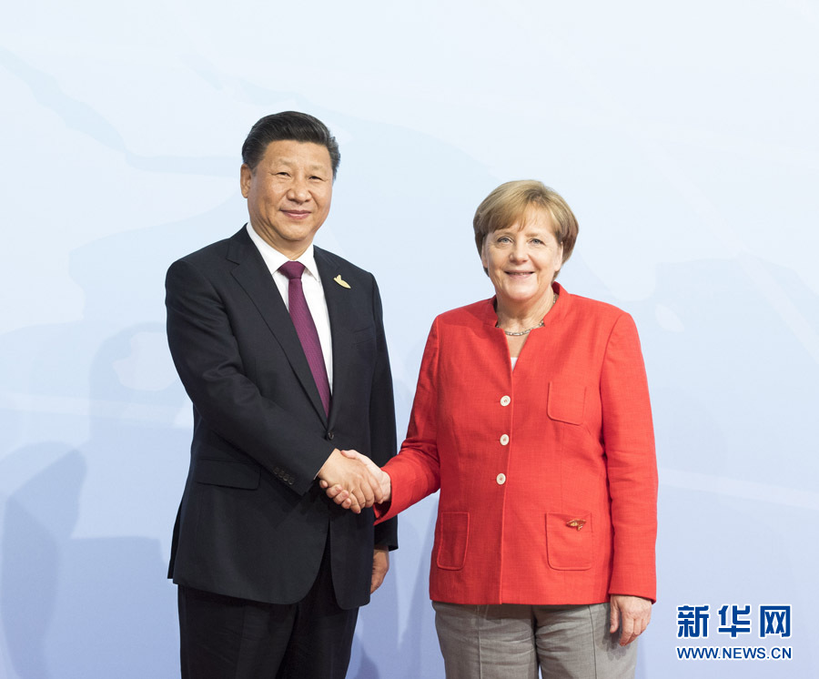 7月7日，二十國集團領導人第十二次峰會在德國漢堡舉行。國家主席習近平出席并發表題為《堅持開放包容　推動聯動增長》的重要講話。這是峰會開始前，習近平受到德國總理默克爾迎接。新華社記者 李學仁 攝 