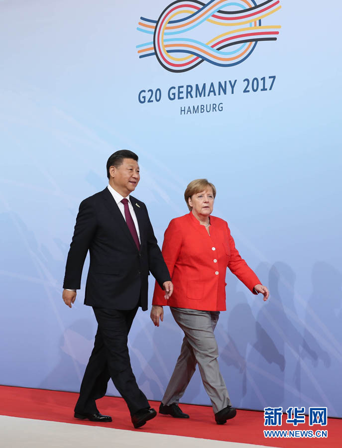 7月7日，二十國集團領導人第十二次峰會在德國漢堡舉行。國家主席習近平出席并發表題為《堅持開放包容　推動聯動增長》的重要講話。這是峰會開始前，習近平受到德國總理默克爾迎接。新華社記者 劉衛兵 攝 