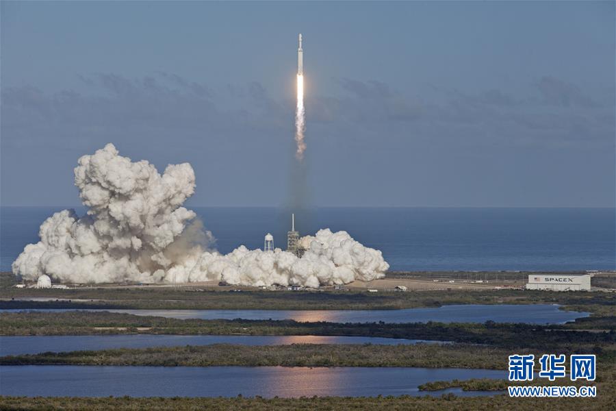 （國際）（3）“獵鷹重型”運載火箭帶特斯拉跑車飛向火星