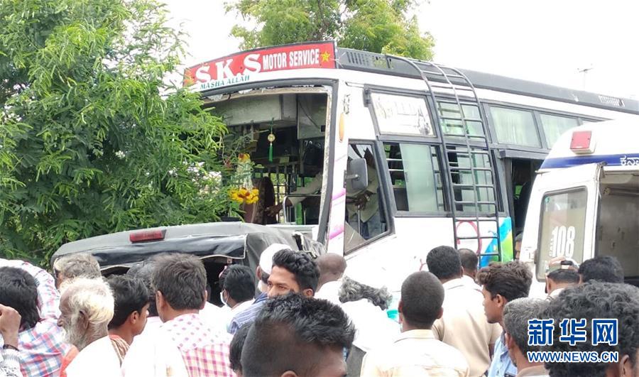 (國際)(2)印度公交車和小貨車相撞造成12人死亡
