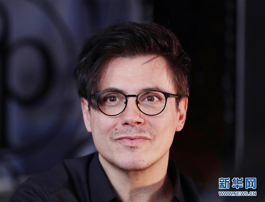 （國際·圖文互動）（6）通訊：手牽手，我們共同驅散陰霾——法國音樂人創作抗疫歌曲背后的故事
