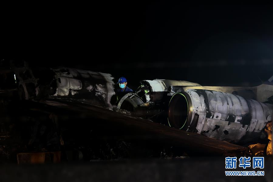 (國際)(1)菲律賓一架小型飛機墜毀致8人死亡