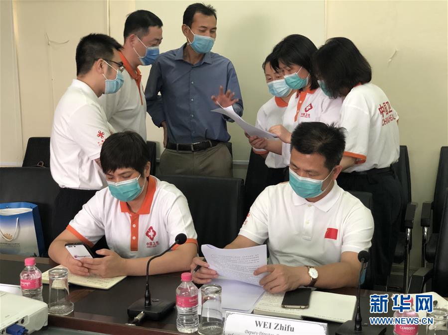 （國際疫情·圖文互動）（7）“工作忙碌又細致，經驗豐富又專業”——一名柬埔寨青年眼中的中國援柬抗疫醫療專家組