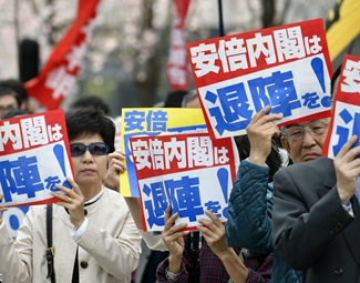 麻煩重重 安倍難逃“森友劫”？